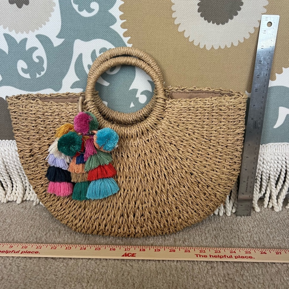 😍 Woven half circle tote w/removable colorful Pom Poms